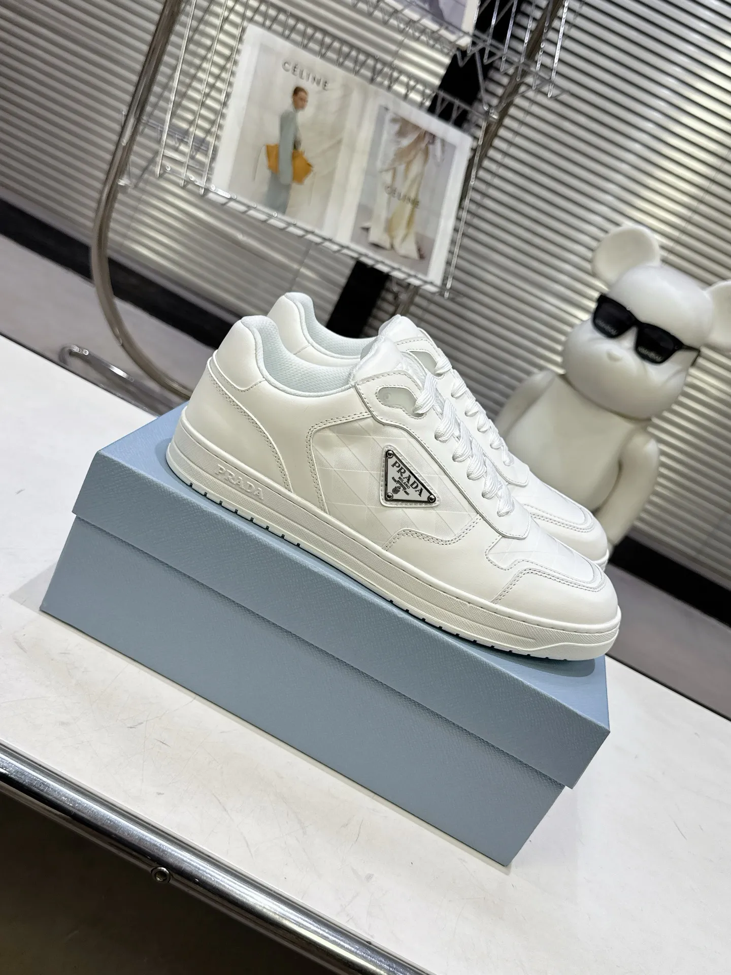 👟👟Ex-factory price 580👟👟 Couple style Prada Latest Downtown Bold series Triangle logo Casual sneakers White shoes Original purchase, development and production Downtown Bold sneakers are inspired by the basketball shoes of the 1980s, with a sporty design and exquisite details. Crafted from perforated leather, the statement platform sole provides a unique, modern style. The Prada logo is interpreted from different angles, decorated with the iconic enameled triangular metal logo, highlighting the unique classic style. Exquisite packaging at the delivery counter🛍📦 ▪️Fabric: Original custom imported first-layer cowhide ▪️Lining: Original imported soft sheepskin ▪️Outsole: Original open-molded rubber bottom material ▪️Size: Women's 35-40 Men's 39-45